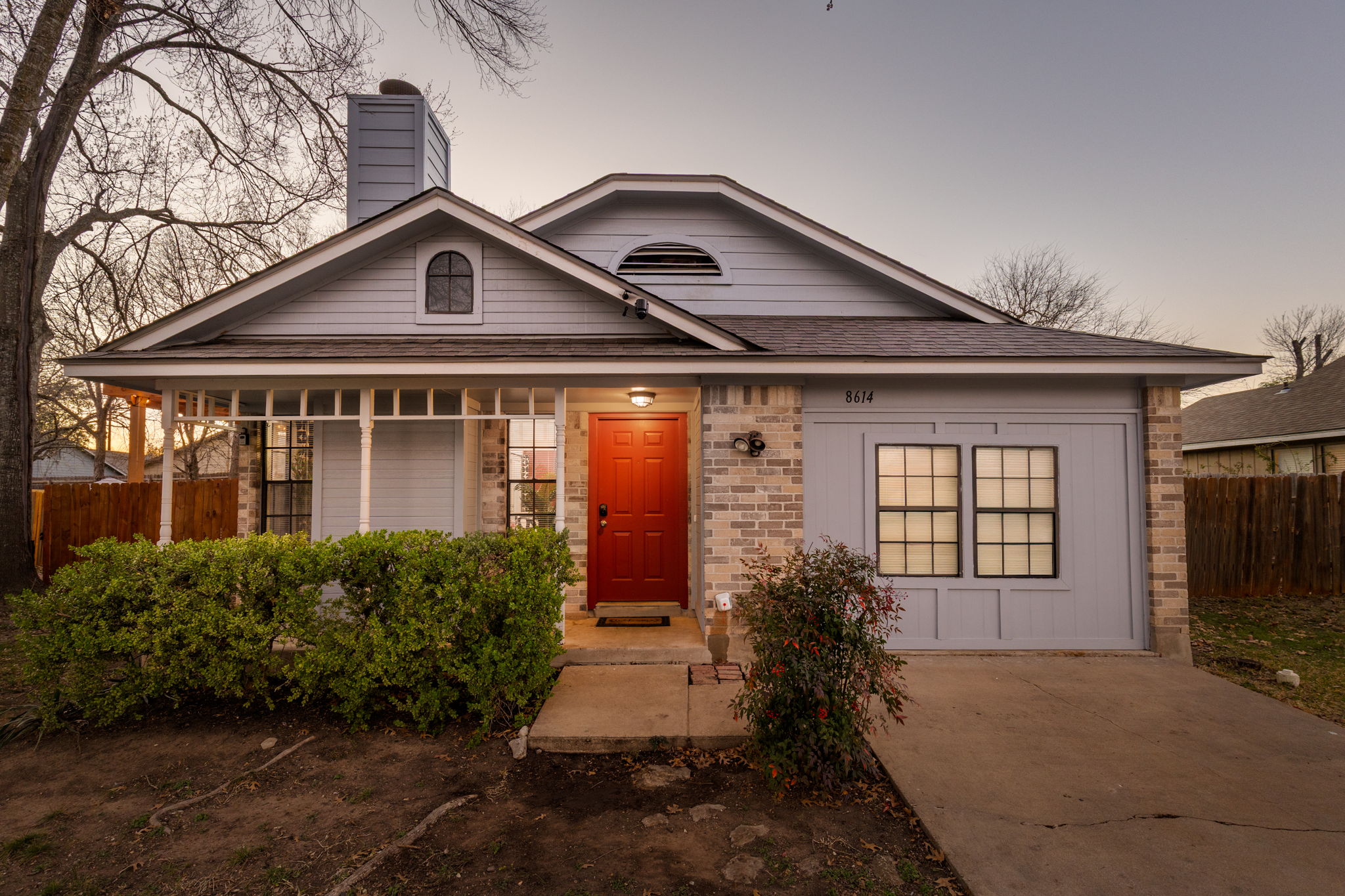 Arrive to a warm, inviting glow where every return feels like coming home. The charming entry sets the tone for a stay that is both cozy and effortlessly refined.