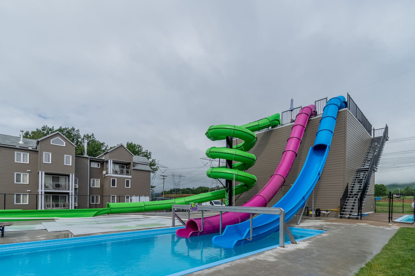 Gratuit sur le site même :
Piscine et spa extérieur chauffée à l'année.

En période estivale : parc aquatique, jeux d'eaux, piscines, etc.

Payants : Billard, arcades, golf intérieur et restaurant.