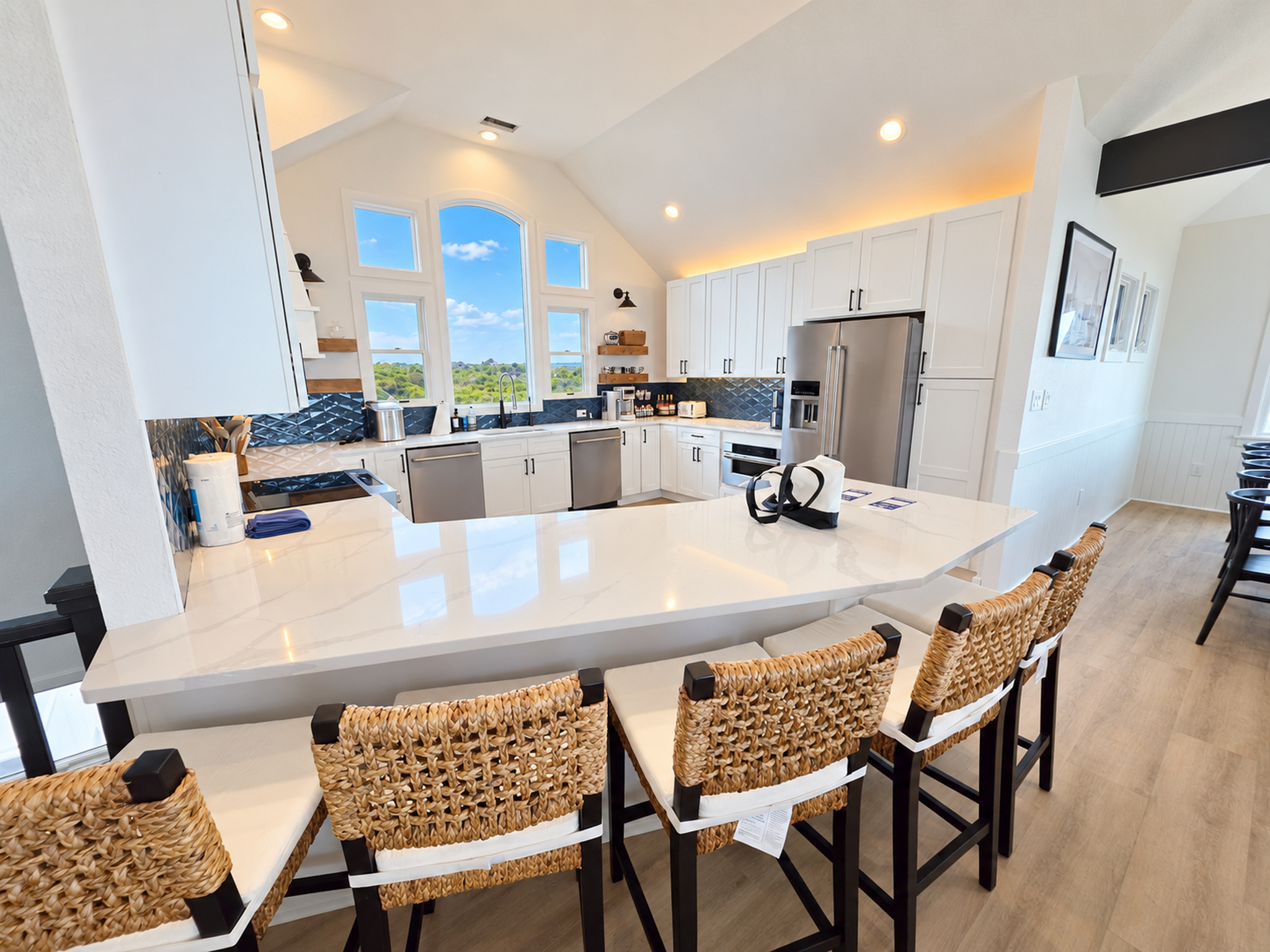 Kitchen peninsula with seating for 5