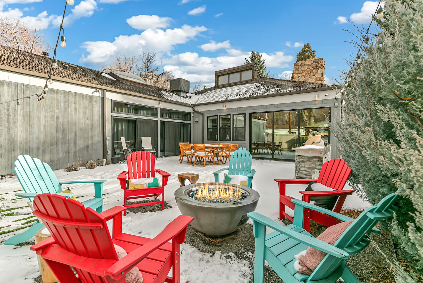 The outdoor area offers al fresco dining for six, a fire table, BBQ, a relaxing porch, and a fenced backyard with turf grass, ideal for children. Additionally, it provides a hot tub for a relaxing evening under ambient lighting.
