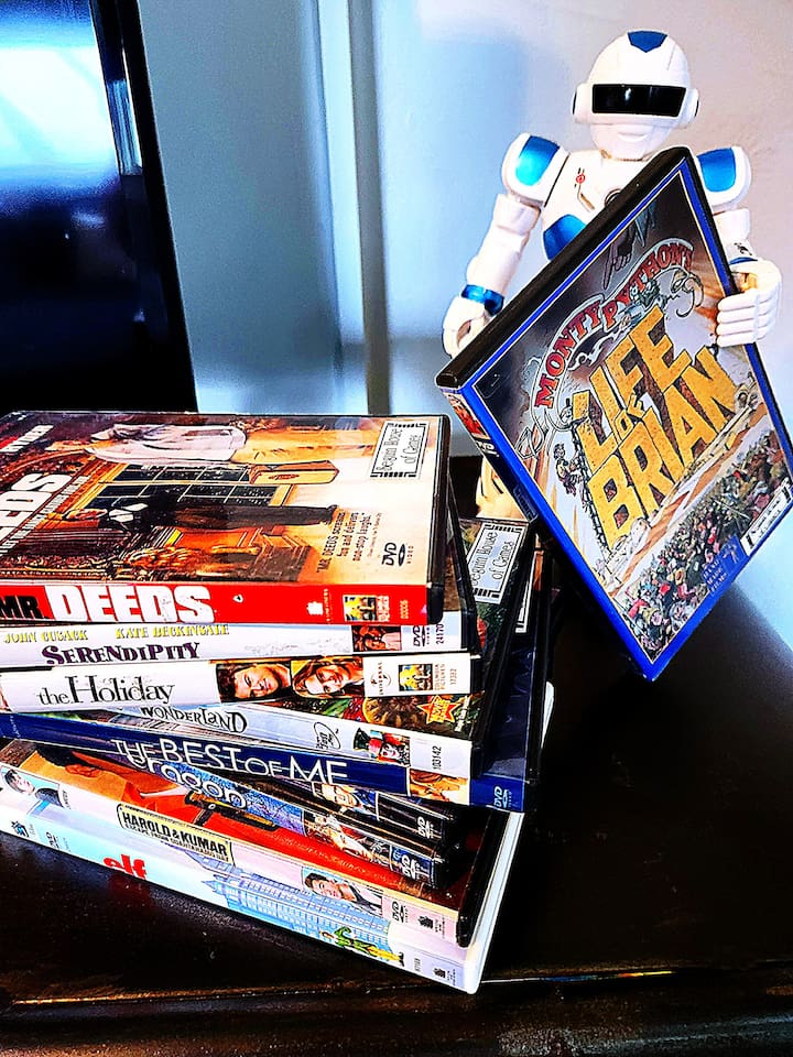 Howie SHOG selects his favorite movies from the 300+ colection. 