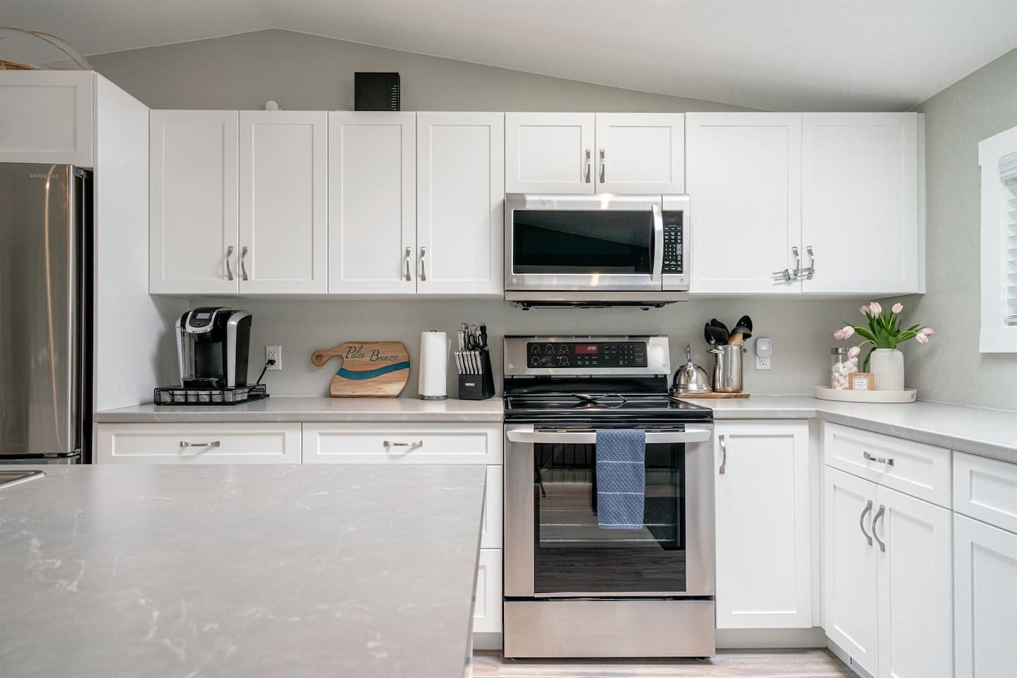 Large Bright Kitchen With Island