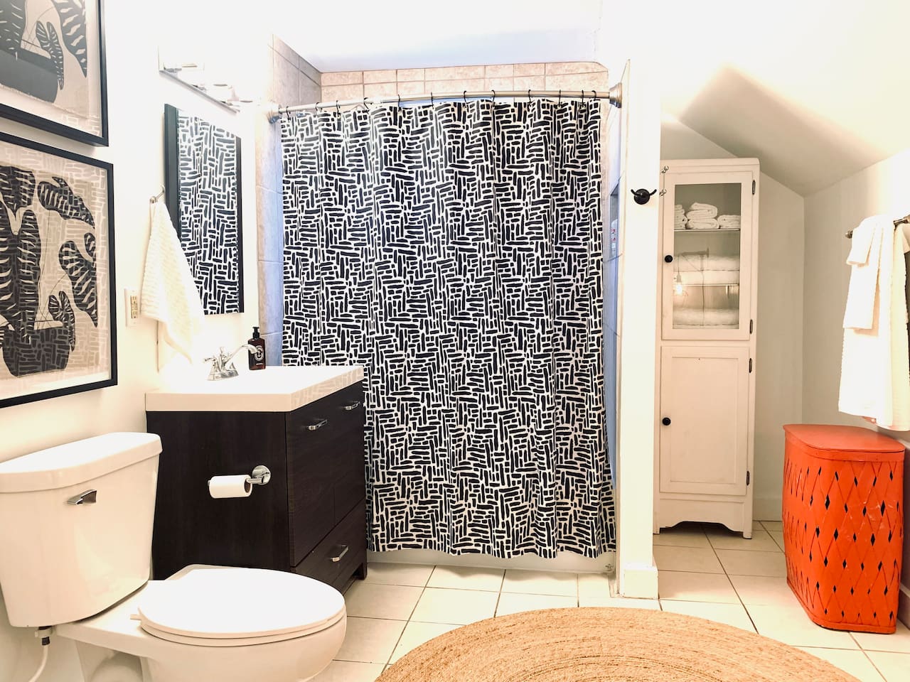 A spacious, light-filled bathroom with a tub/shower combination and an easy, comfortable layout designed for daily routines and longer stays.
