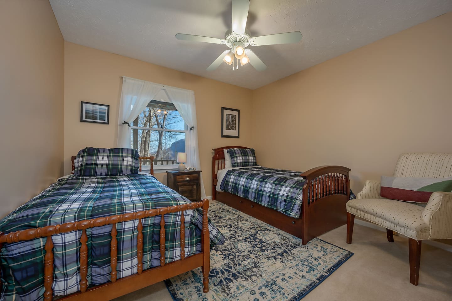 Bedroom #3 with 2 twin beds 