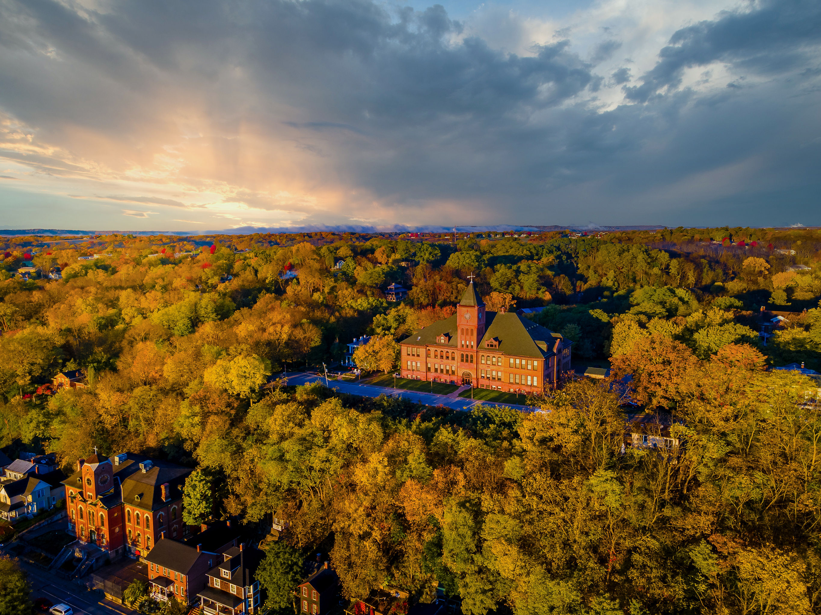 See fall colors- 10 Min drive to downtown Galena!