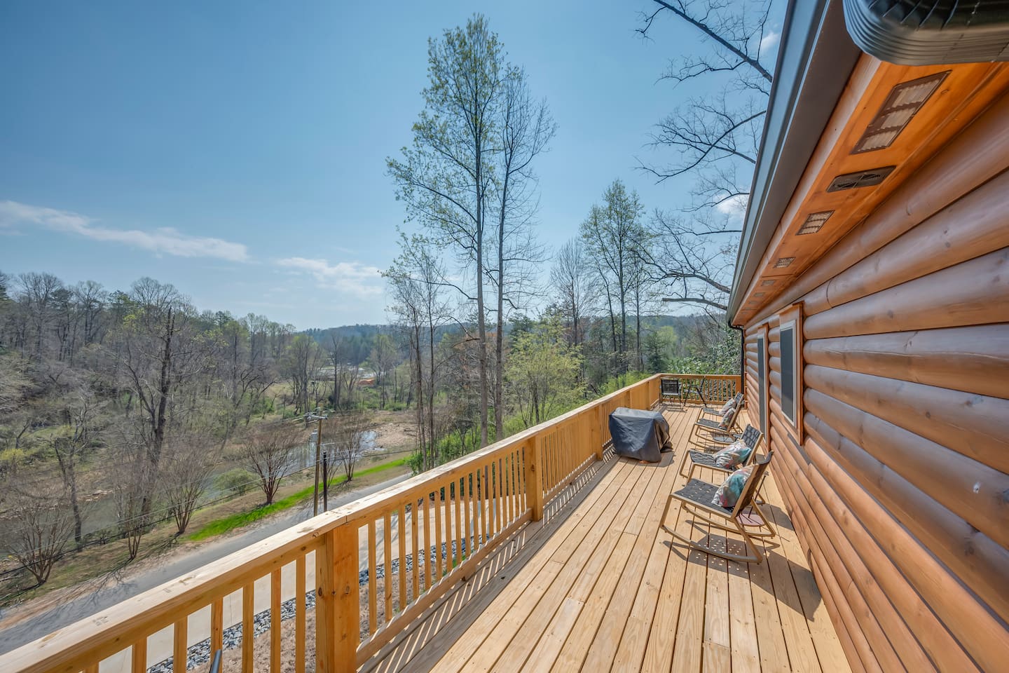 This cabin offers a spacious deck overlooking the broad river, walking distance to it! 