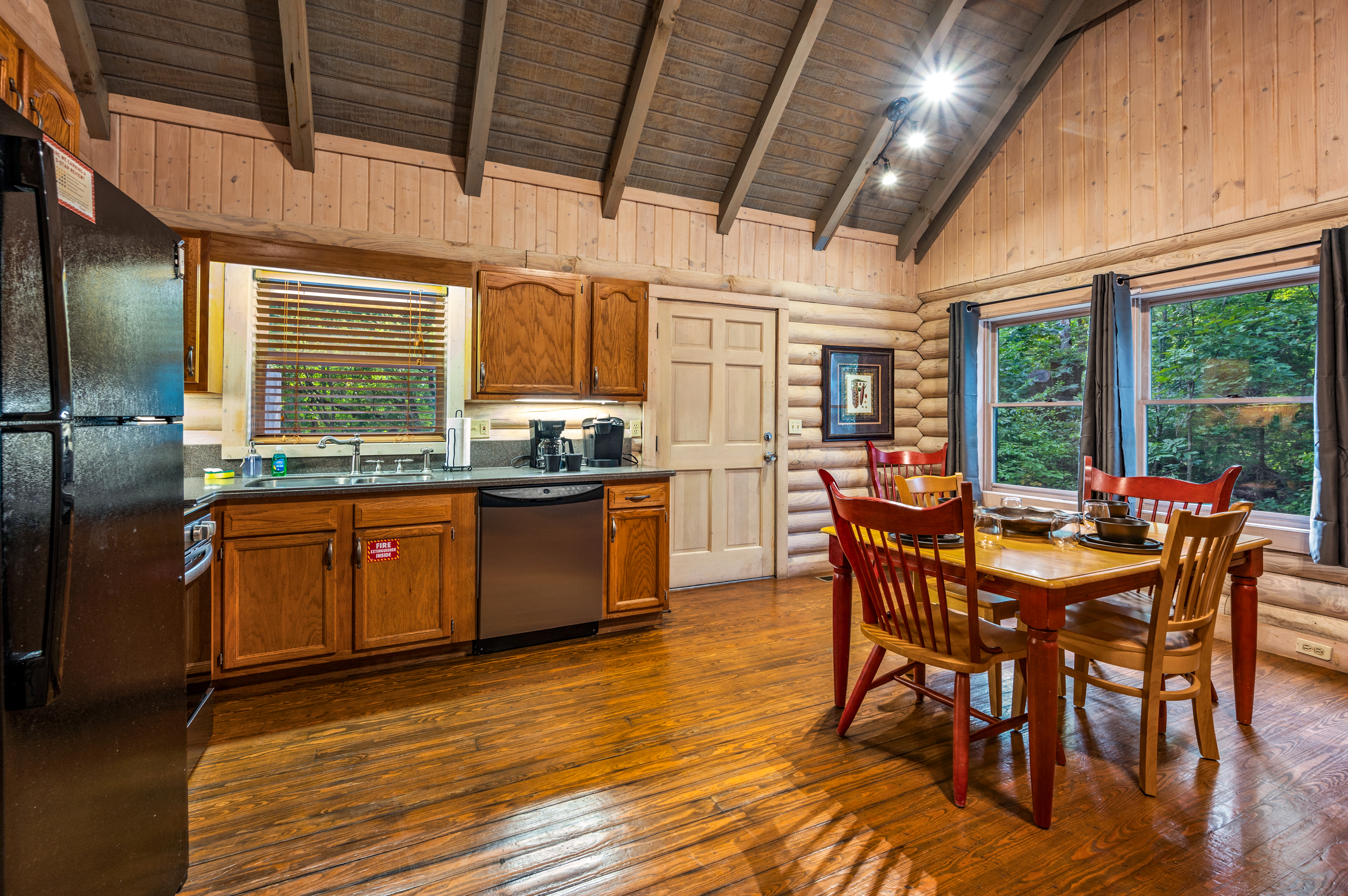 Your well-equipped kitchen & dining await.