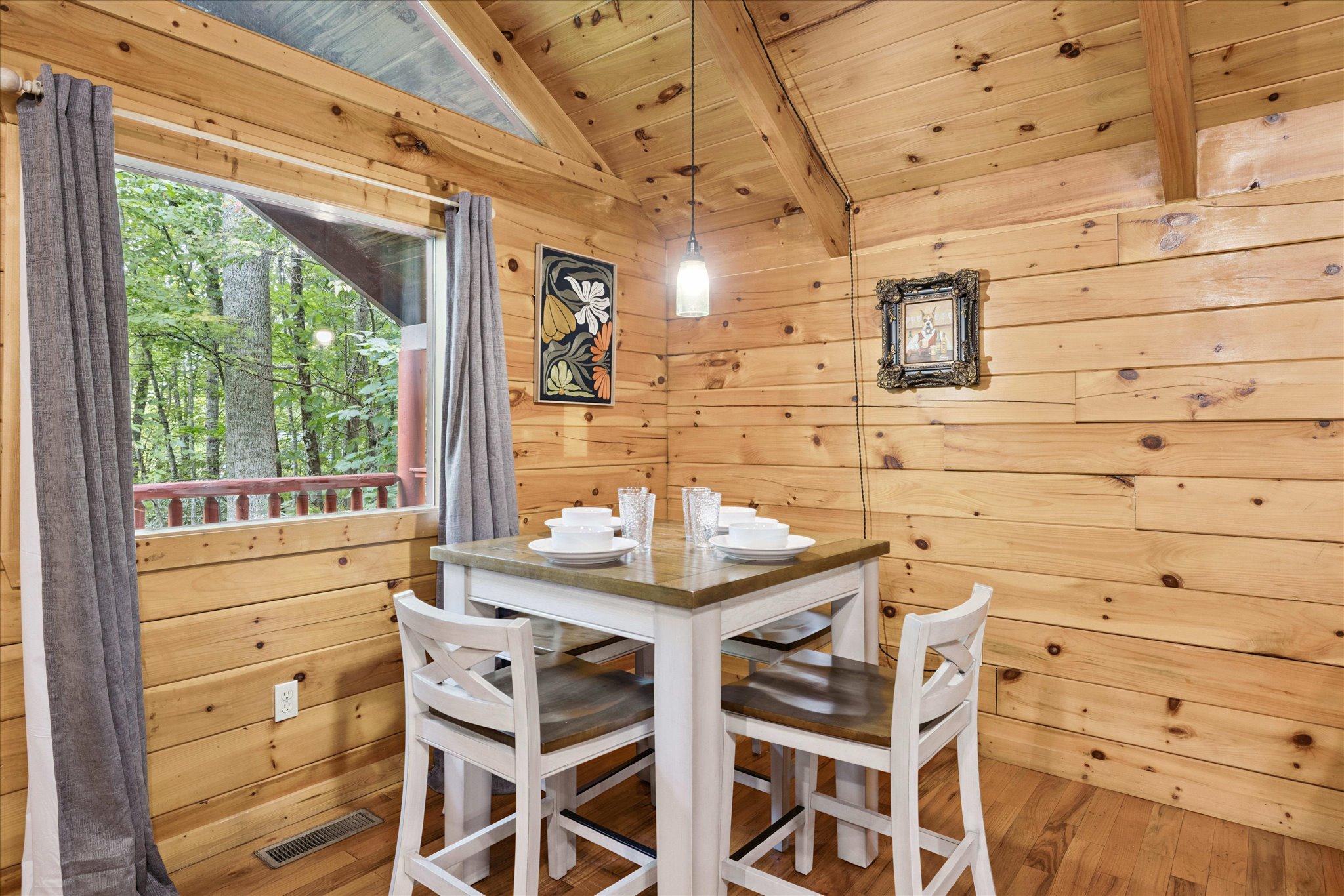 Dining area to seat 4