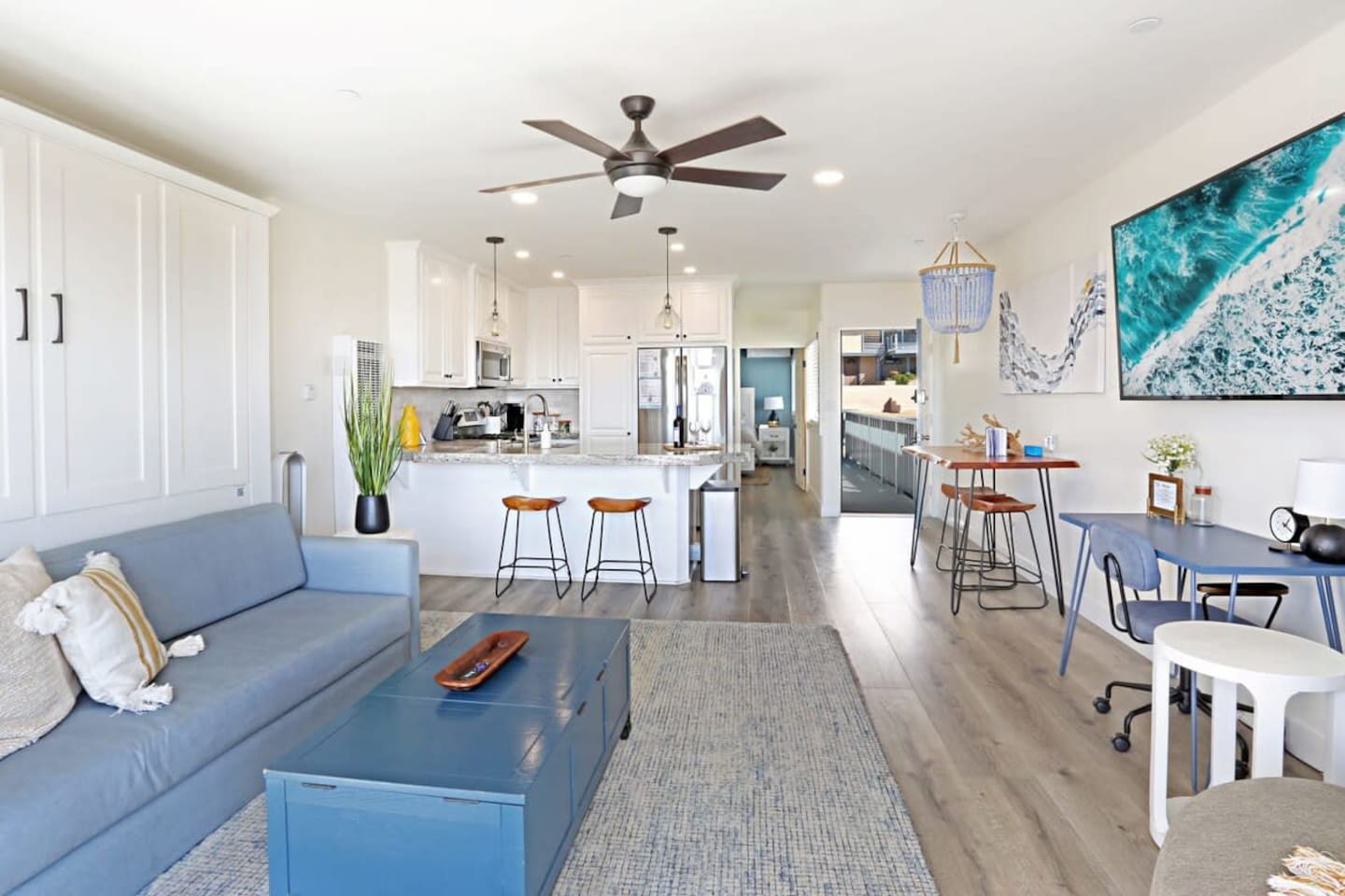 The open floorplan enables you to prepare meals for your friends and family without missing out on conversations :)