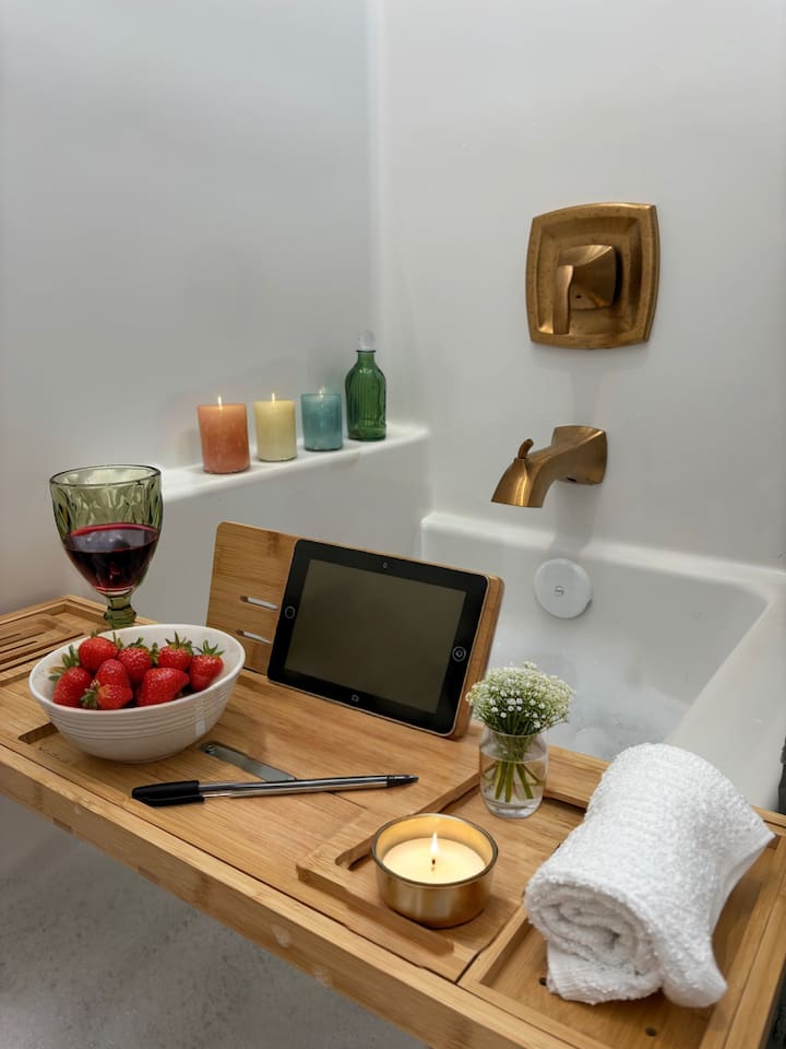 Bathtub with tray for the ultimate relaxation 