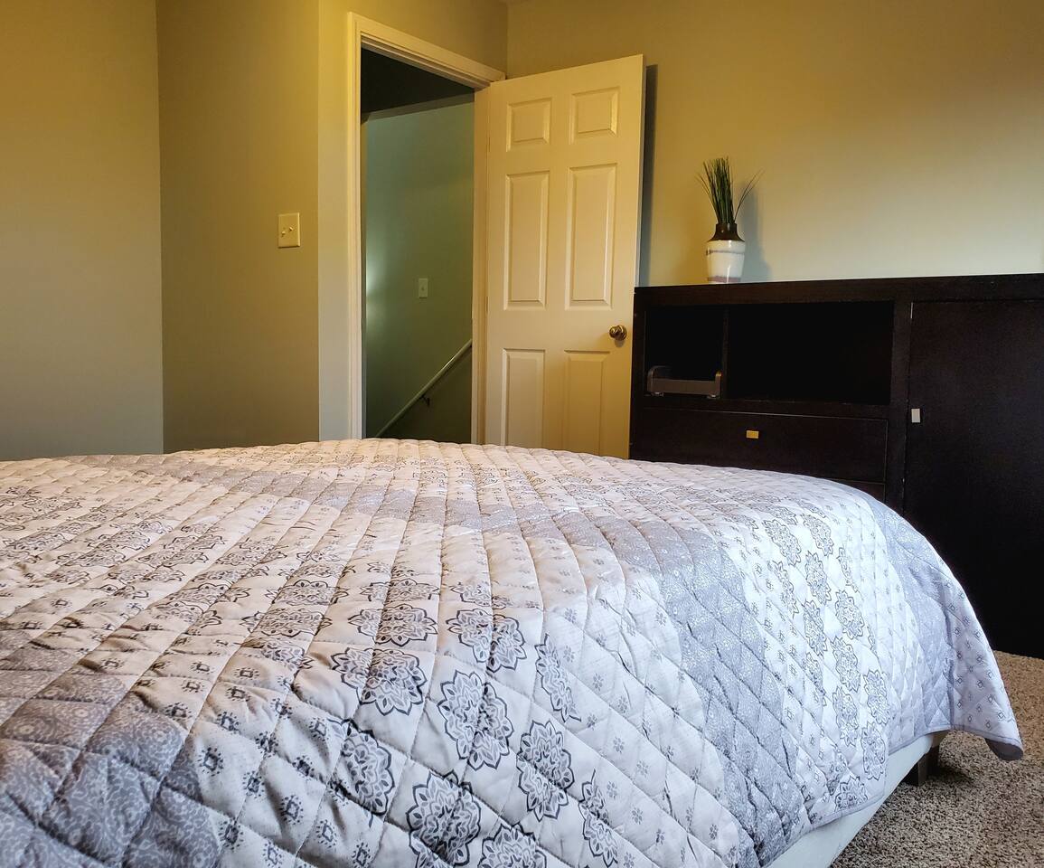 Perfectly laid out four bedroom home. Features high speed internet, privacy and everything you need to feel at home away from home. Each room has a queen bed and walk in closet.