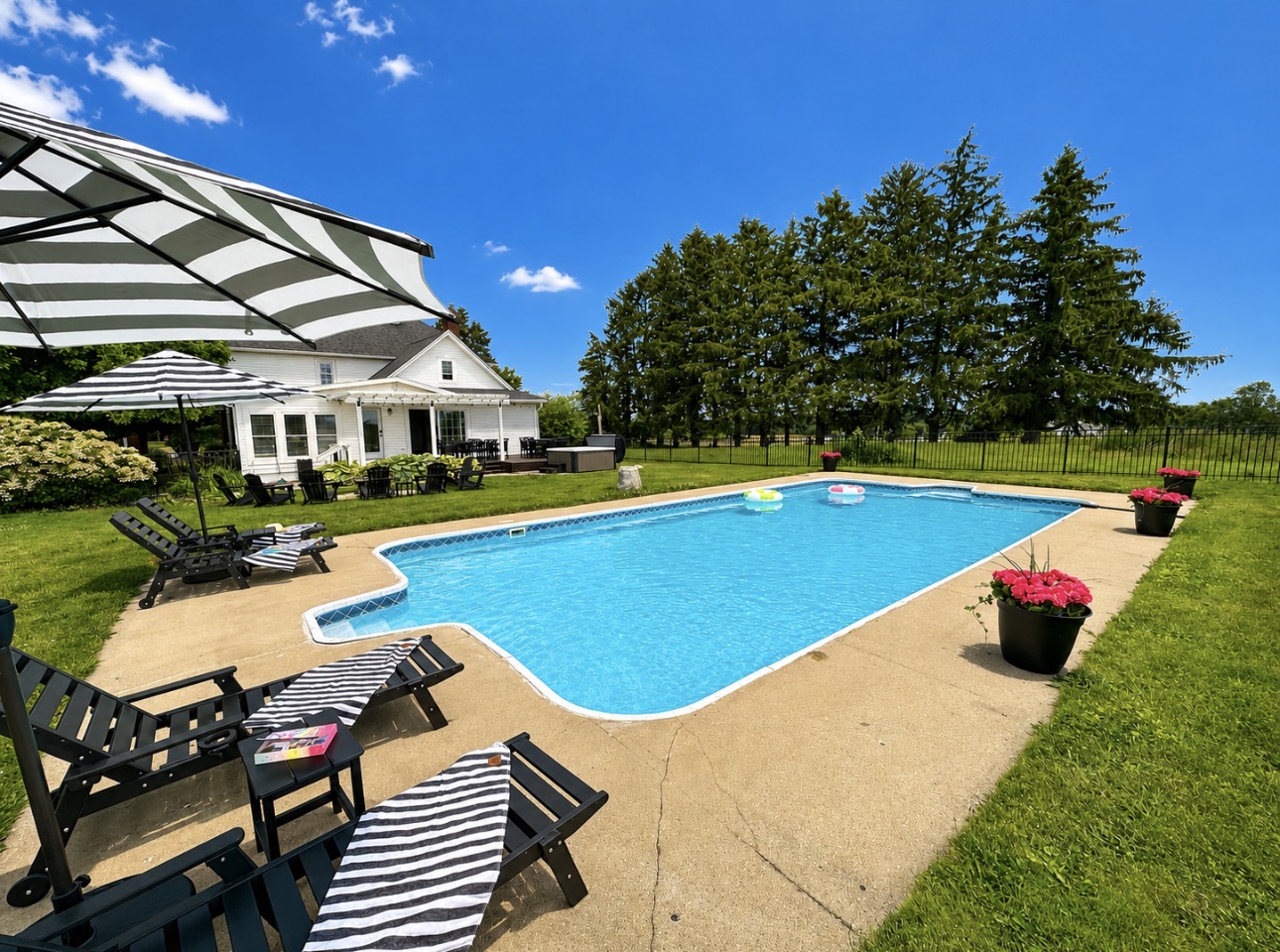 4 foot deep pool ( open seasonally)