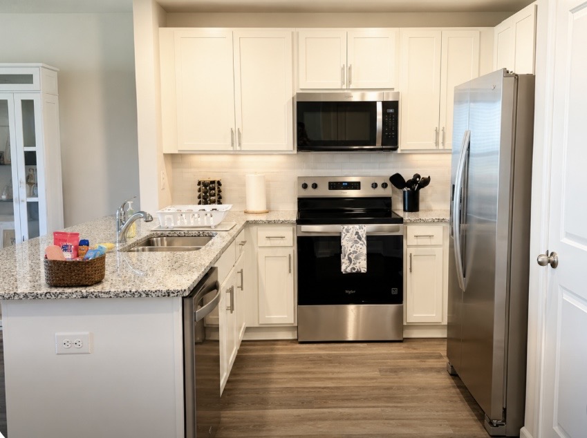 Cook with ease in a bright, fully equipped kitchen with stainless steel appliances and granite counters. Prepare family meals and make yourself right at home. ⭐