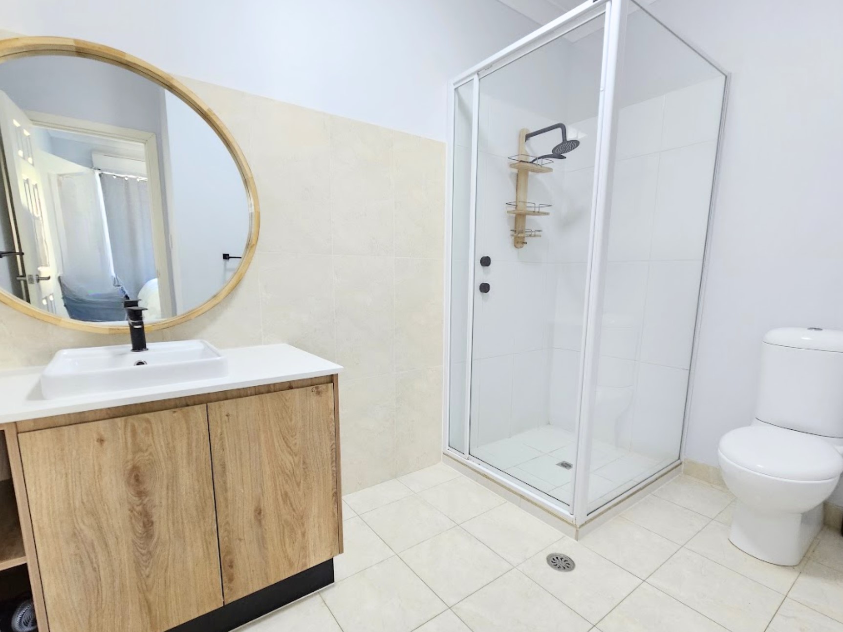 Ensuite off the main bedroom with walk-in shower
