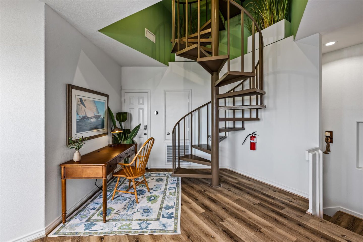 Upper Level Office Nook - Located on the upper-level landing, this office space is perfect for anyone who needs to sneak in a little work time—without missing out on vacation.
