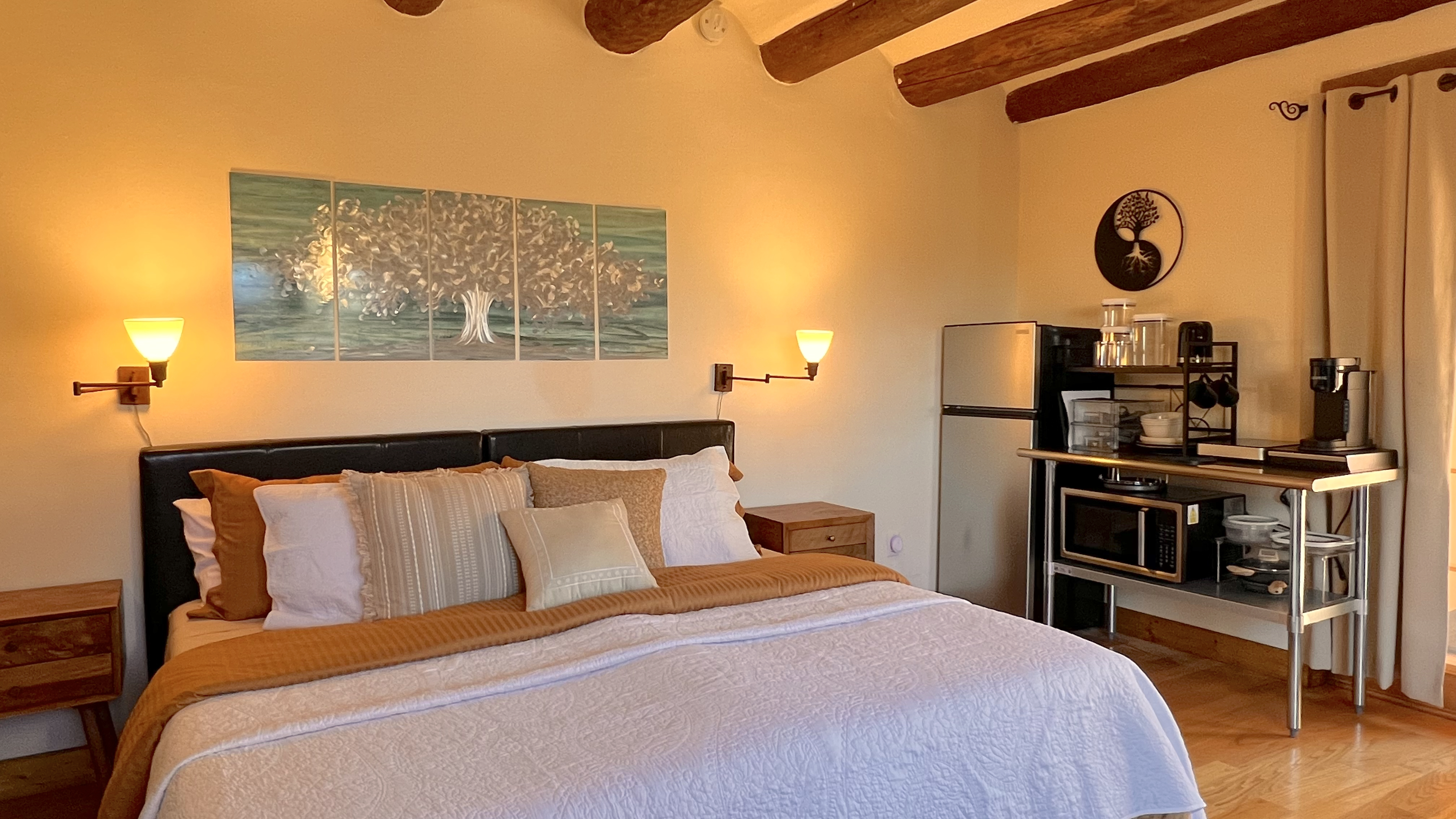 Pueblo #2 "Chaco Suite" Near Santa Fe Cozy Comfort in Lamy, NM