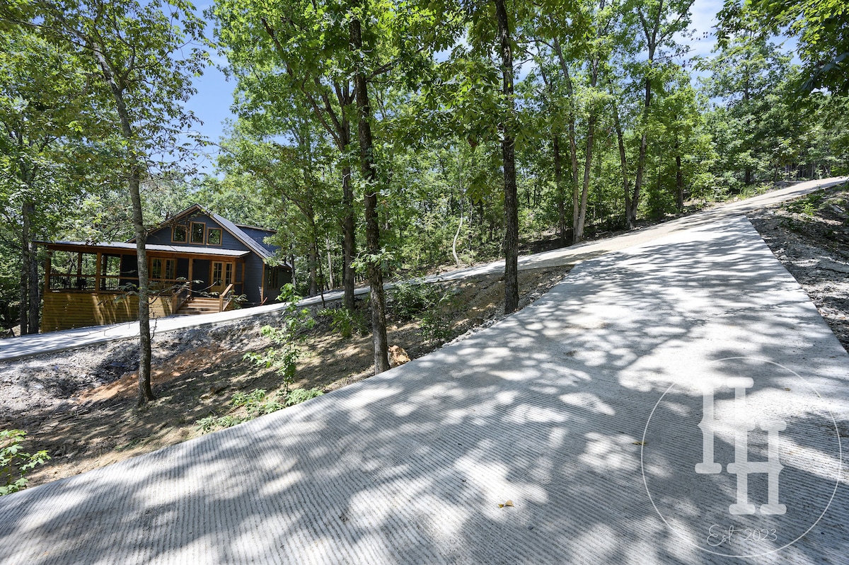 Note the driveway is paved and steep. Standard SUV or 4WD recommended.