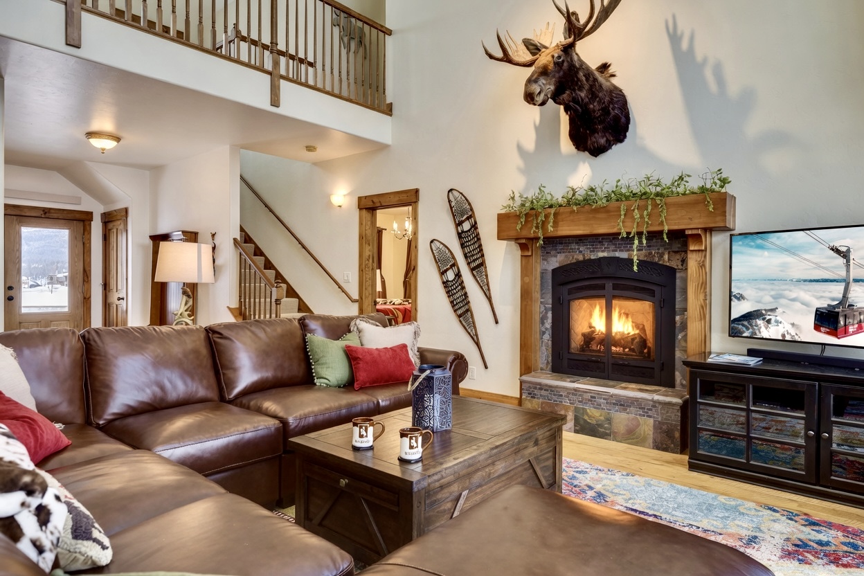 Alpine Airspace - "Great location, beautiful scenery! The home was perfect for our needs. Plenty of common space, but also rooms spaced nicely for privacy. Clean, and all the amenities you need! Would recommend!" - Donna