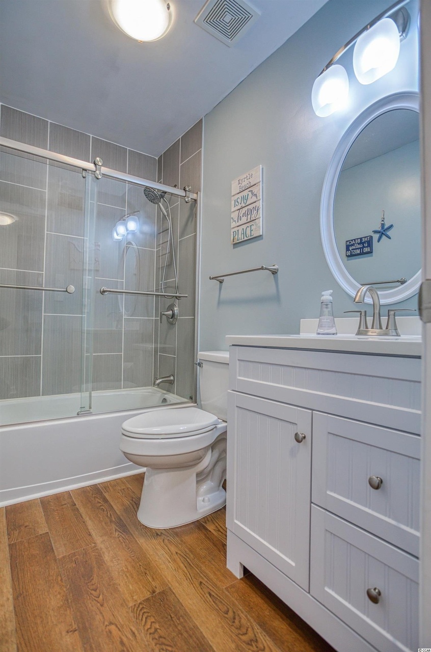 Hall Bathroom with Tub/Shower