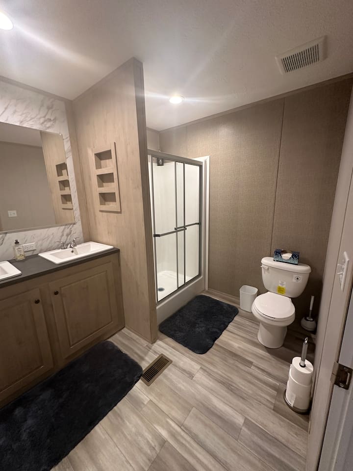 Main Bed Bathroom