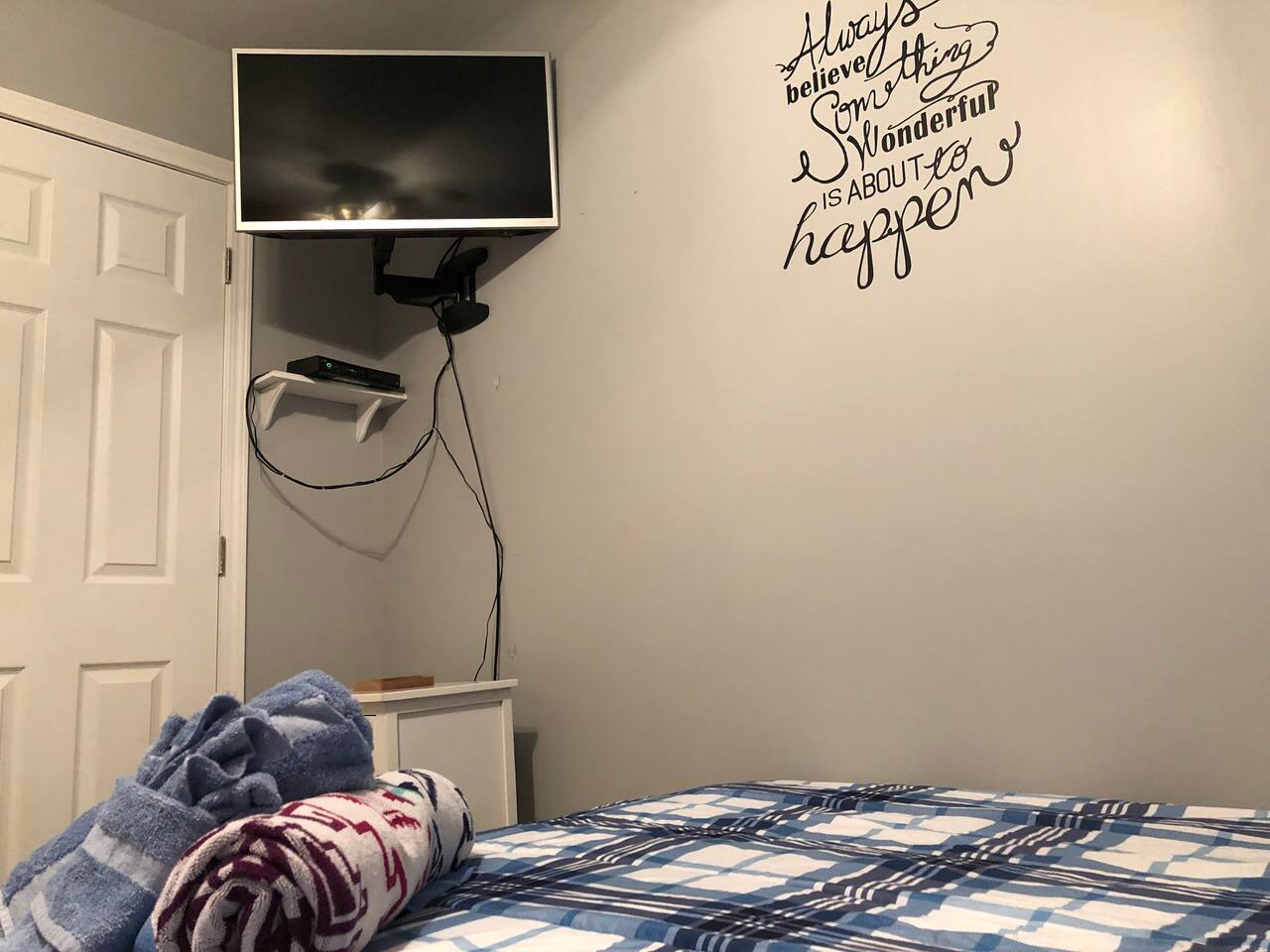 3rd bedroom with Full size Bed and Twin Bed, cable tv, closet