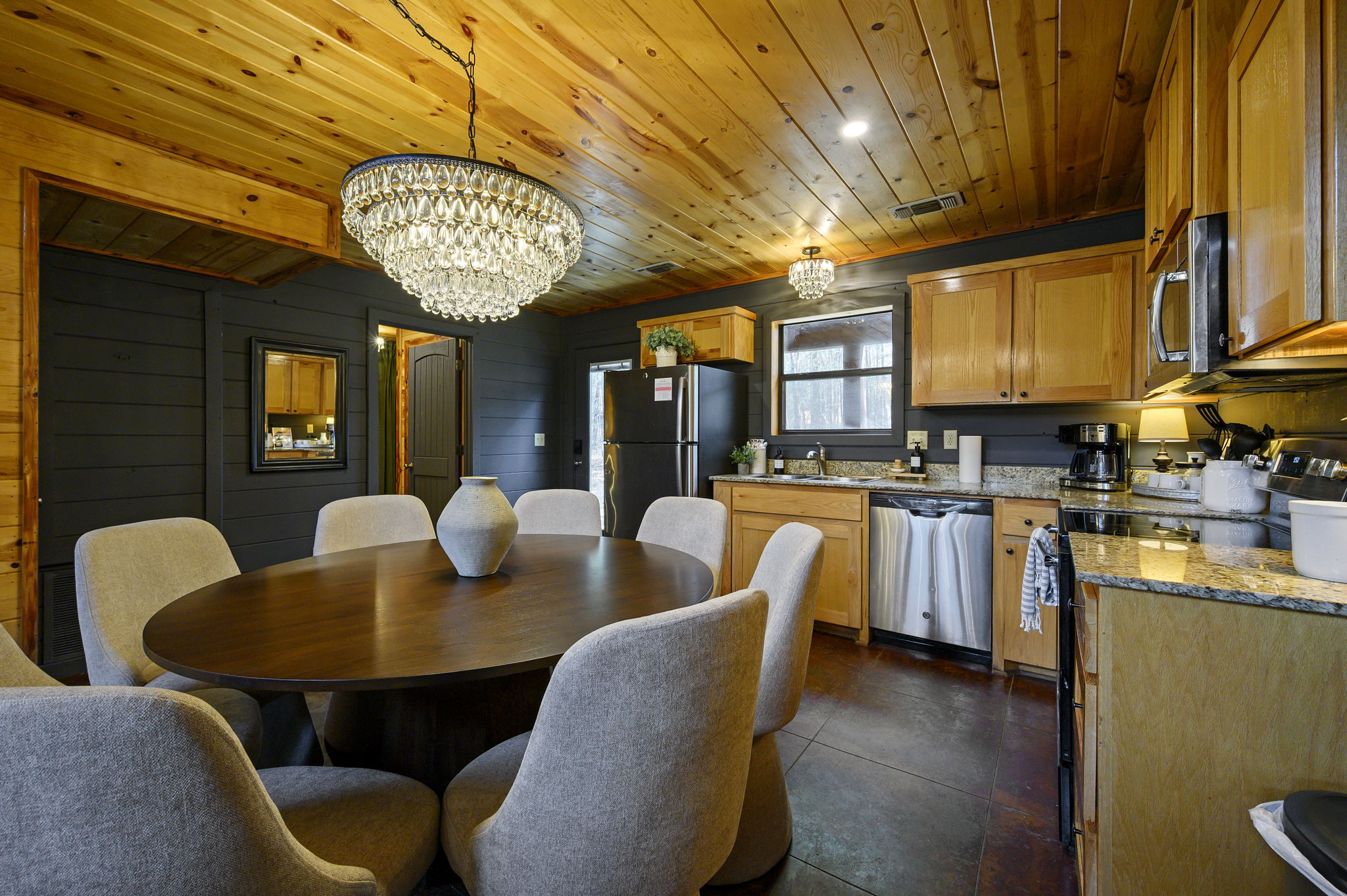 Kitchen Culinary Space:
Whip up anything from pancakes to pasta with ease — a chef-worthy space nestled in the woods. Your culinary canvas awaits. 👩‍🍳