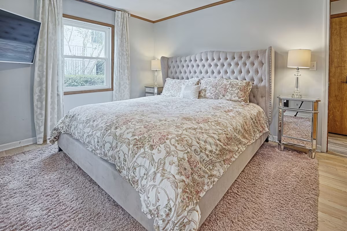 25 21st Avenue | Seas the Day | King Room | IOP Escapes
