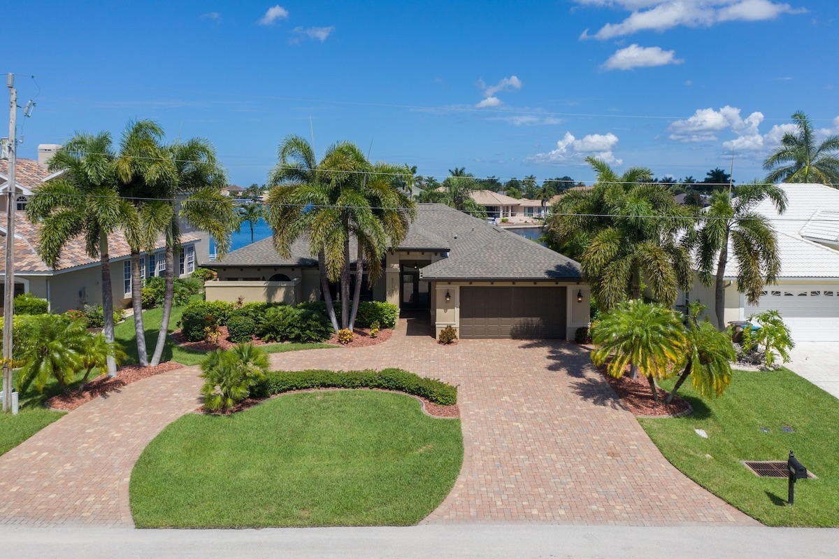 Welcome to Gone Coastal with spacious driveway. 