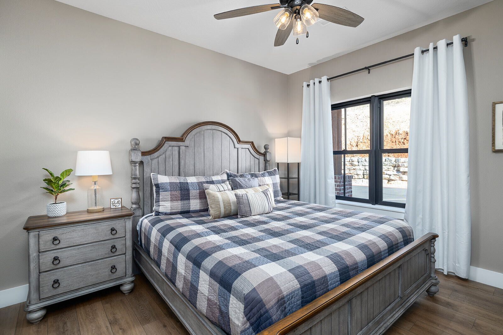 main level king bedroom w/attached bathroom 