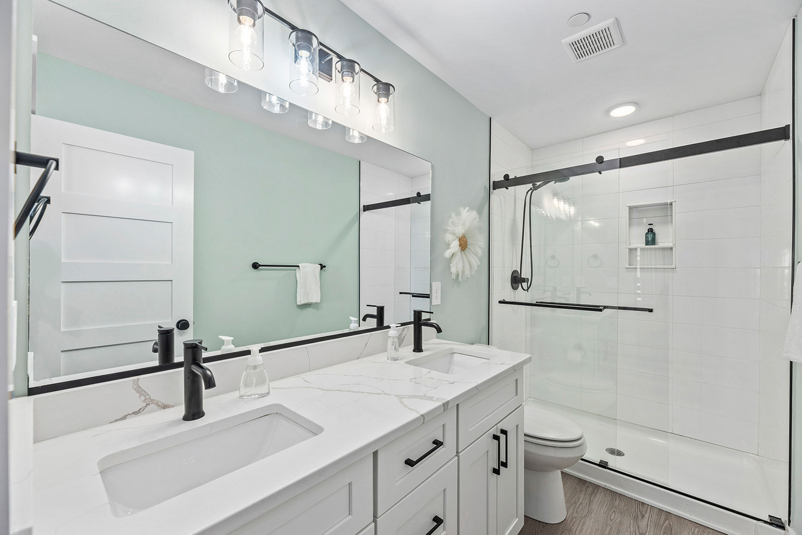 Primary Bedroom Bathrom