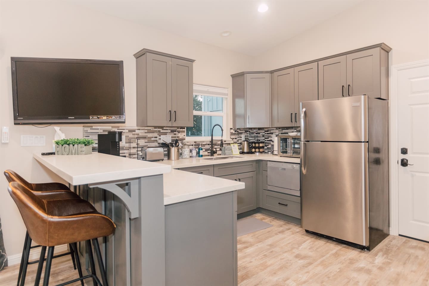 Kitchenette, no built in range but oven/toaster oven for cooking 