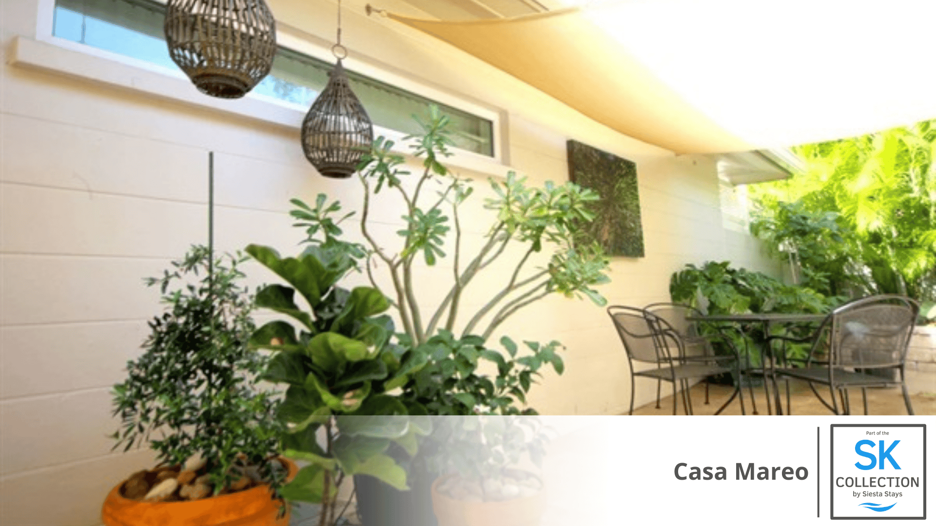 Courtyard with Outdoor Dining