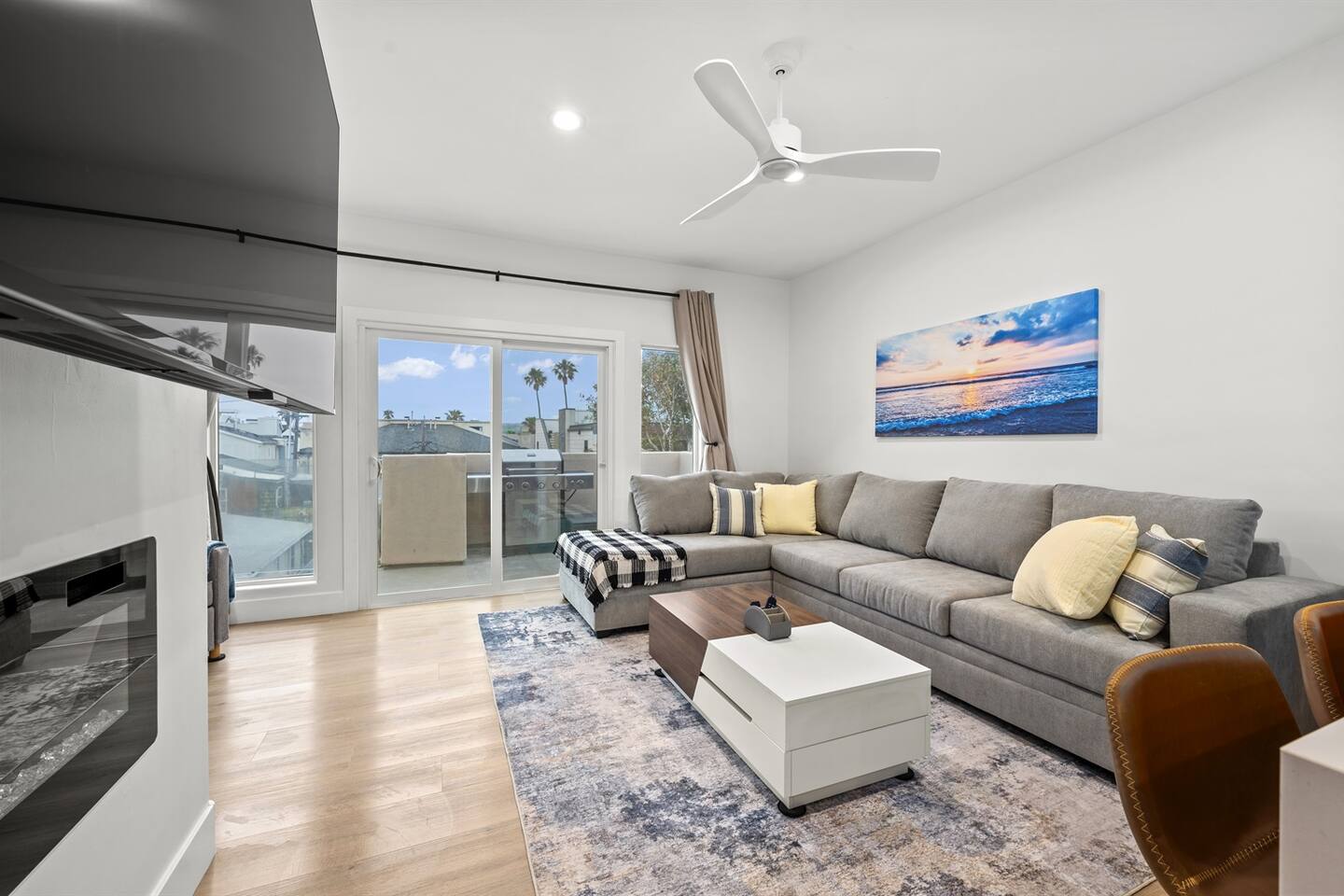 Living Room With Pull Out Queen Bed