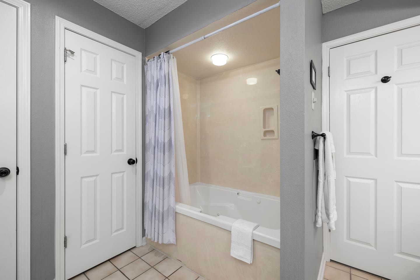 Bathroom Oasis: Relax in the soothing tub after a day of Branson adventures!