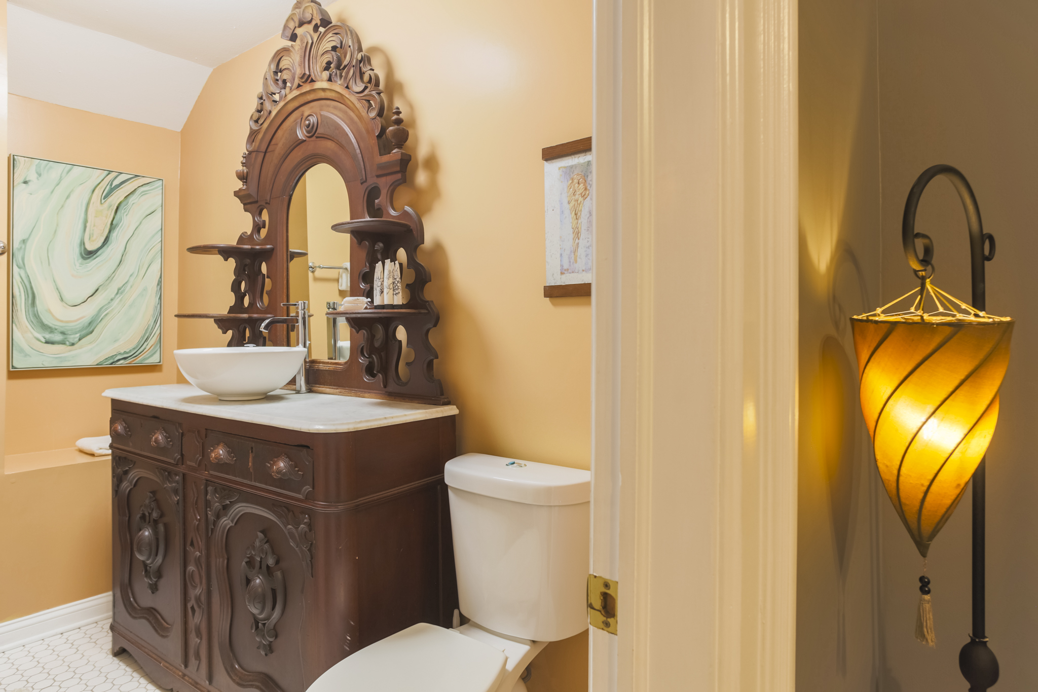 Bright, clean, and thoughtfully designed, this ensuite bath offers everything you need during your stay.
