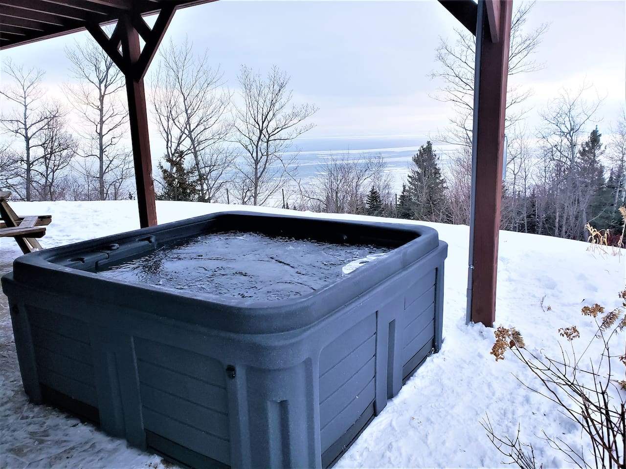 Spa extérieur privé situé au rez-de-jardin avec vue incroyable sur le fleuve et les montagnes!