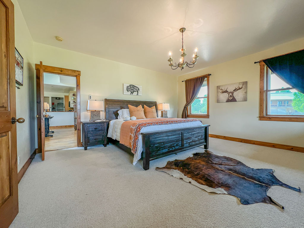 Spacious Master Bedroom on Main Level w/ King Bed and Private En suite Bathroom