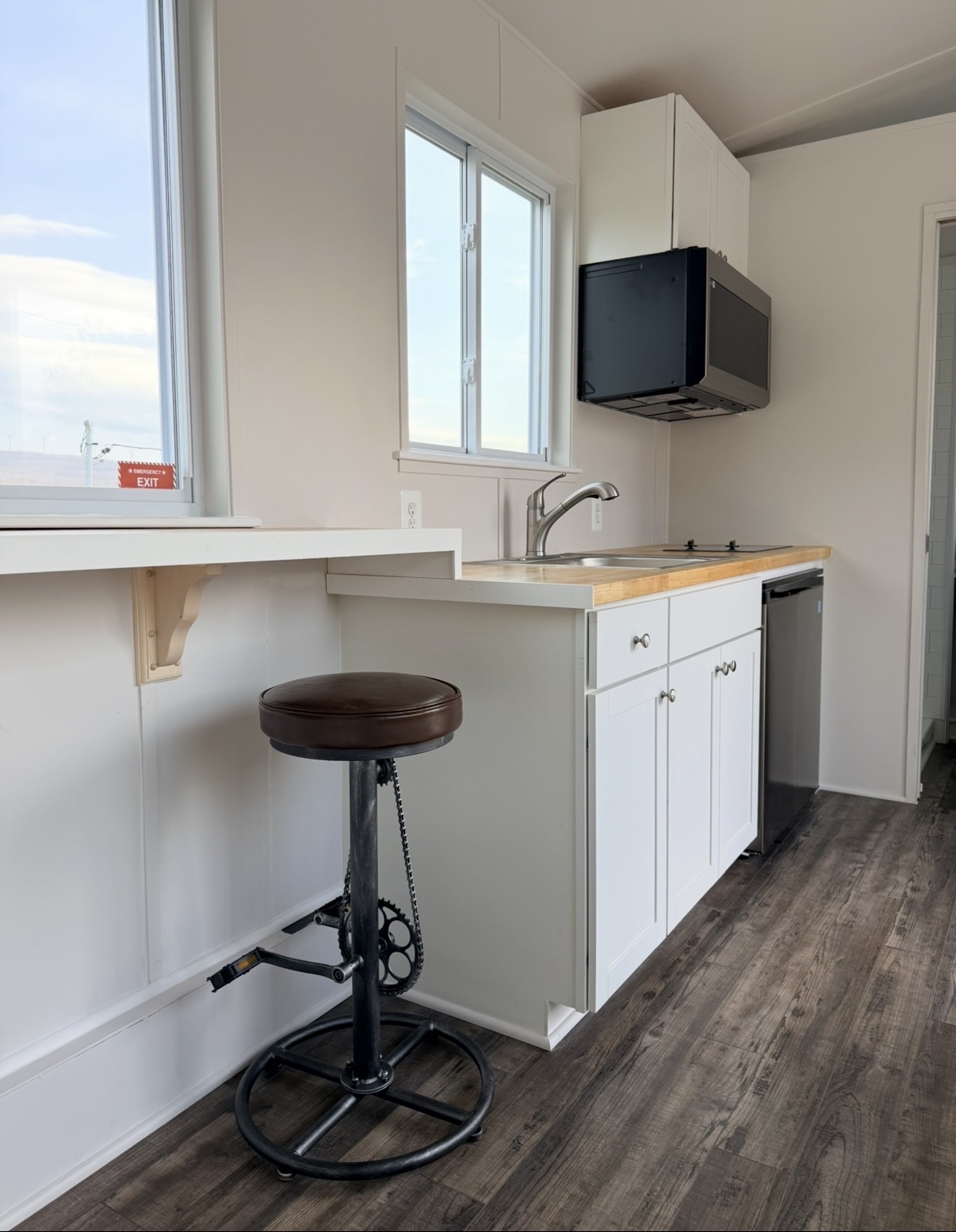 Breakfast Bar and kitchenette that includes microwave, electric cooktop, fridge, and freezer