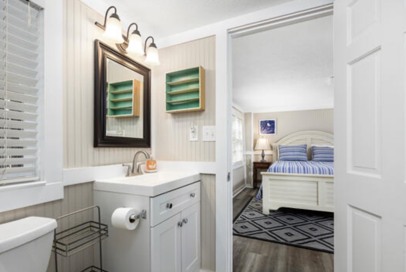Get ready without the wait thanks to a spacious vanity and plenty of counter space. ⭐