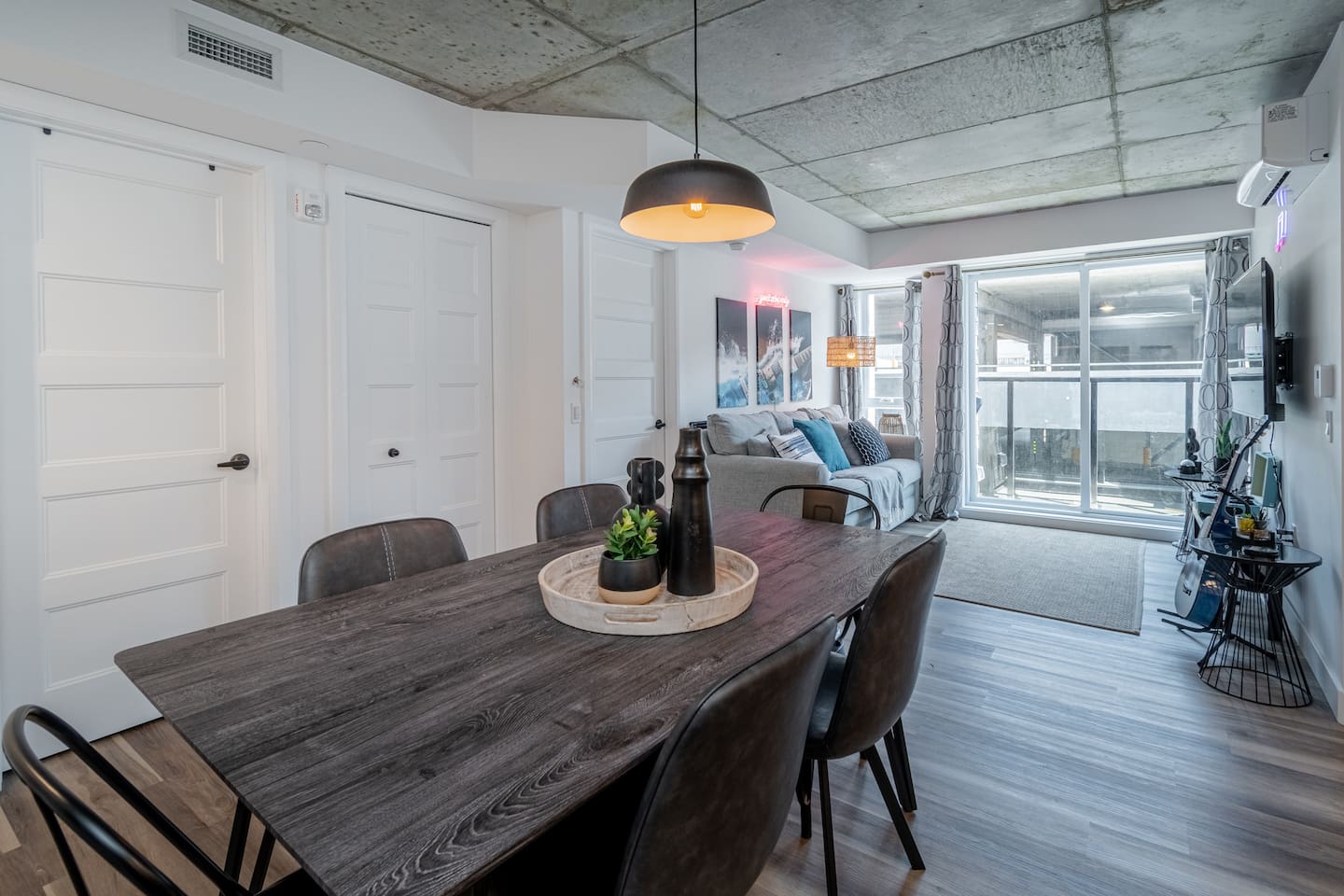 Salle à diner pouvant accueillir 6 personnes.
