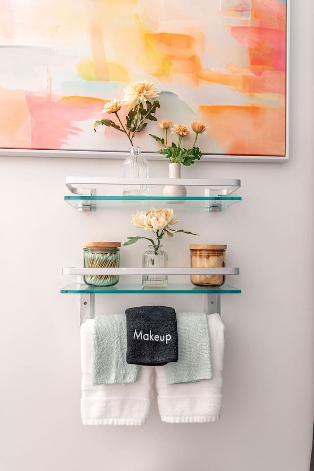 Charming and well-kept bathroom. 