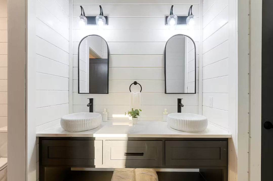 The shared full bathroom!
