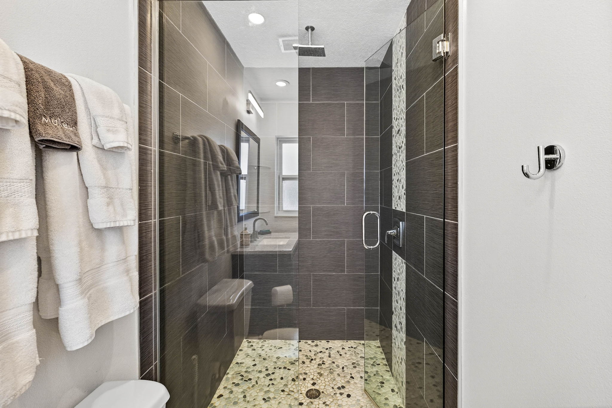 Walk to beach/Hot Tub/Pool/New Remodel 5