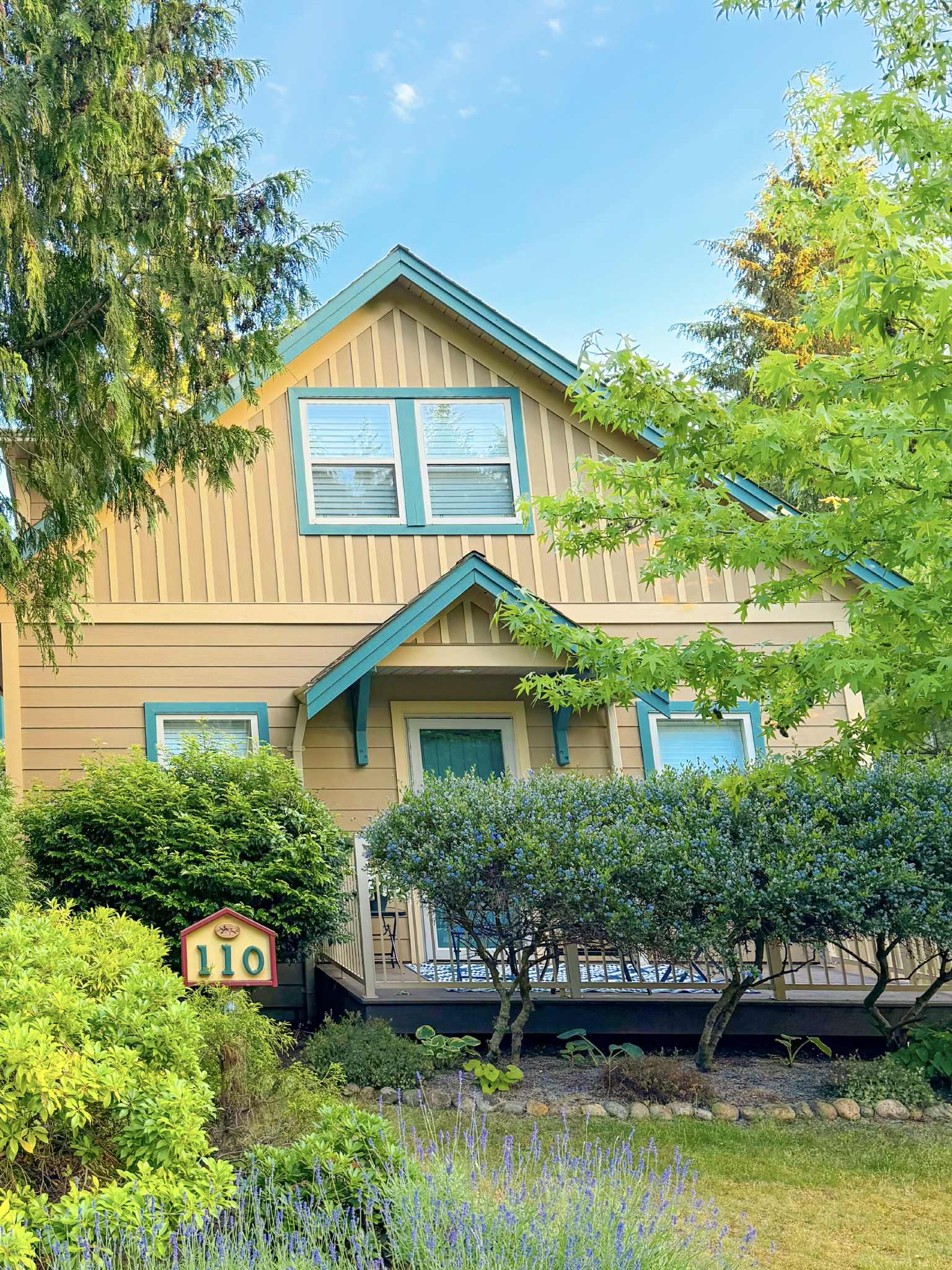 Welcome to Hummingbird Hideaway. The entire Cottage is all yours to enjoy. Tons of room and privacy both inside and outside. This Cottage easily has  the best location at the Resort.