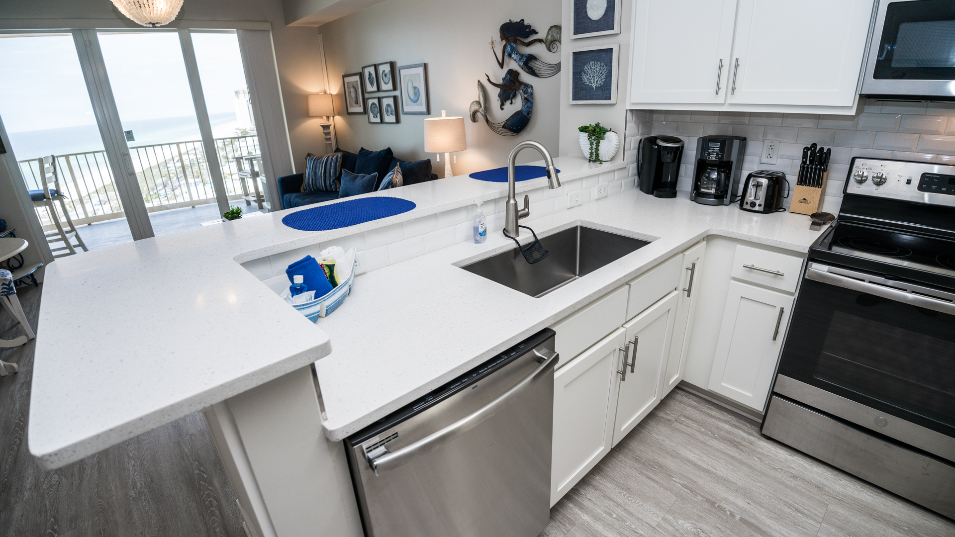VIEW THE SEA STANDING AT THE SINK!
