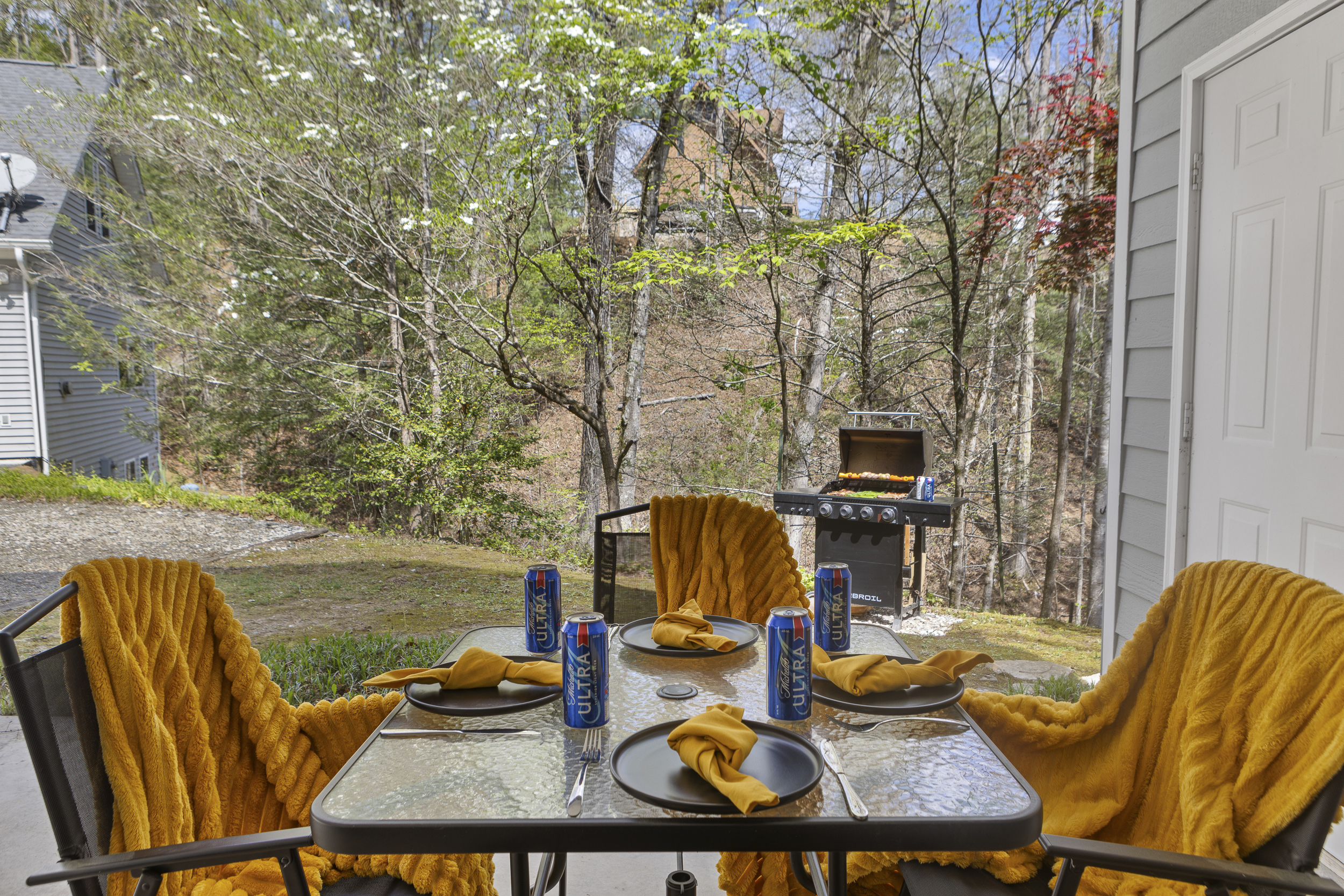 Patio Dining Area: Savor meals surrounded by nature—perfect for grilling and outdoor gatherings!
