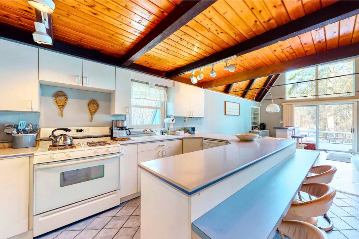 Cook beautiful meals for the family in this fully stocked kitchen! 