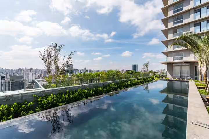 🌆 Piscina com vista privilegiada da cidade de São Paulo, perfeita para momentos de lazer.