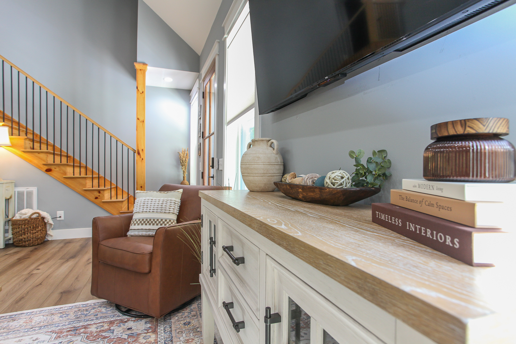 Natural textures, soft pillows, and thoughtfully chosen décor add a welcoming touch to the living room at Robbin’s Nest on Snowbird Creek.