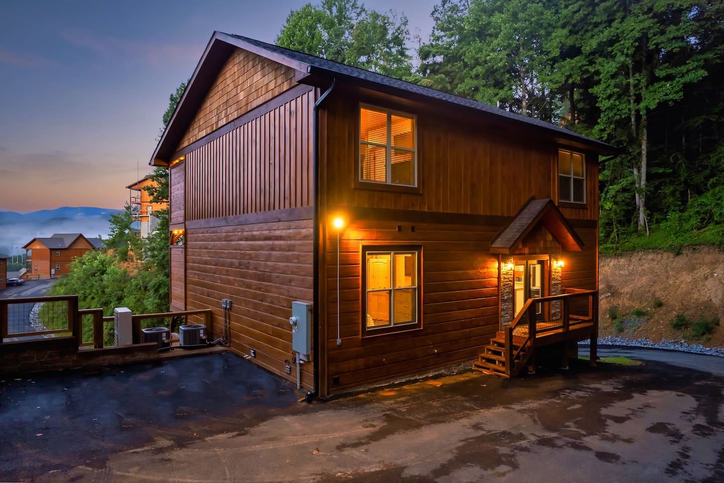 Cabin entrance with parking on the side and in front.